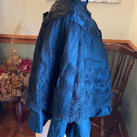 Antique ladies handmade cape in black lace. - Picture 6 of 9